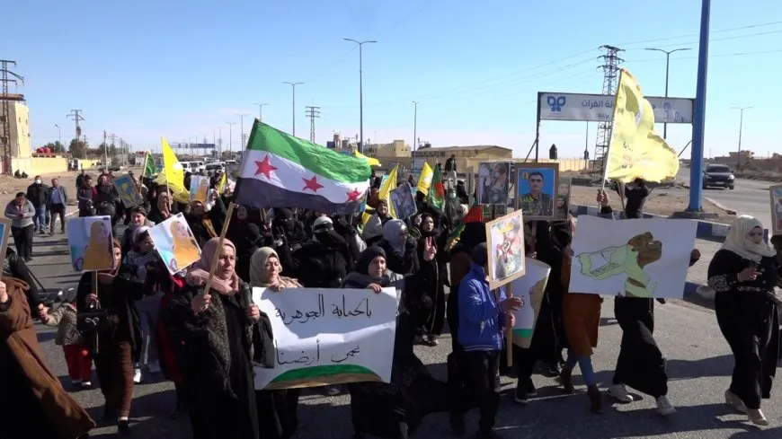 Xelkê Dêrazorê bi meşeke girseyî piştgirî da berxwedana Tişrînê