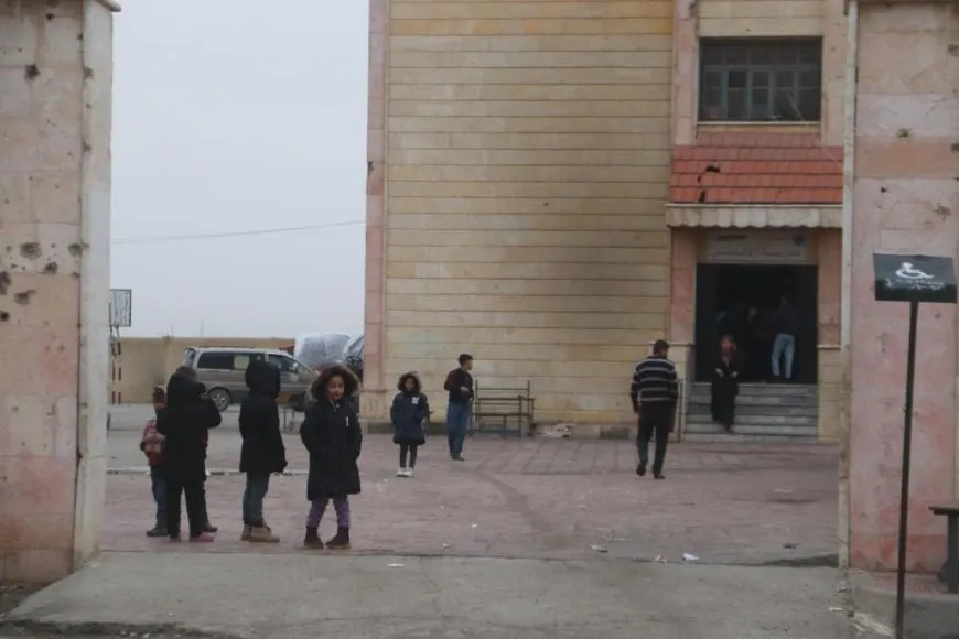 50 malbatên ji Efrîn û Şehbayê yên li Reqayê veguhastin Dêrikê