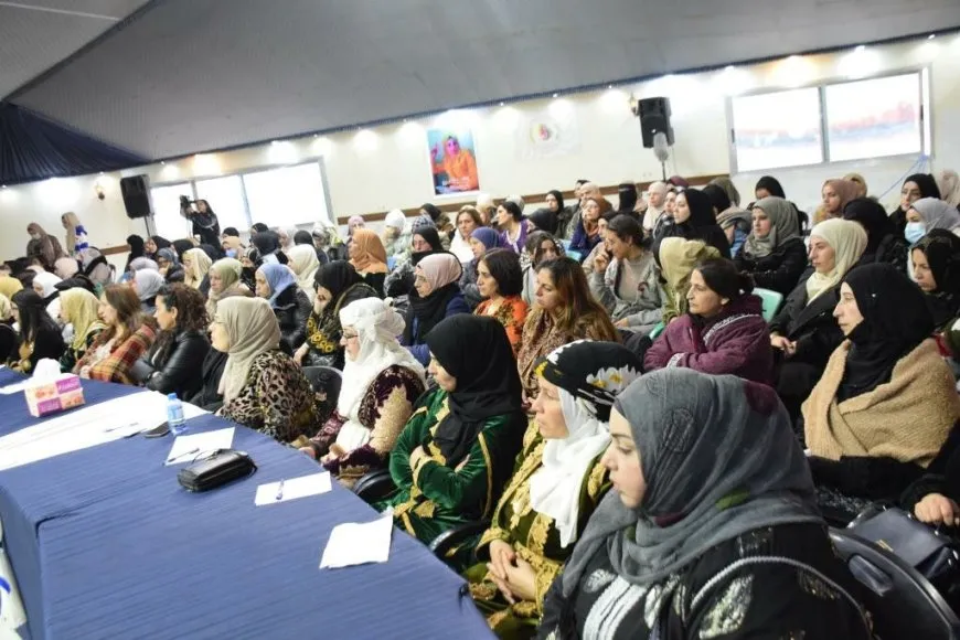 Jin çawaniya mîsogerkirina mafên xwe de nîqaş dikin