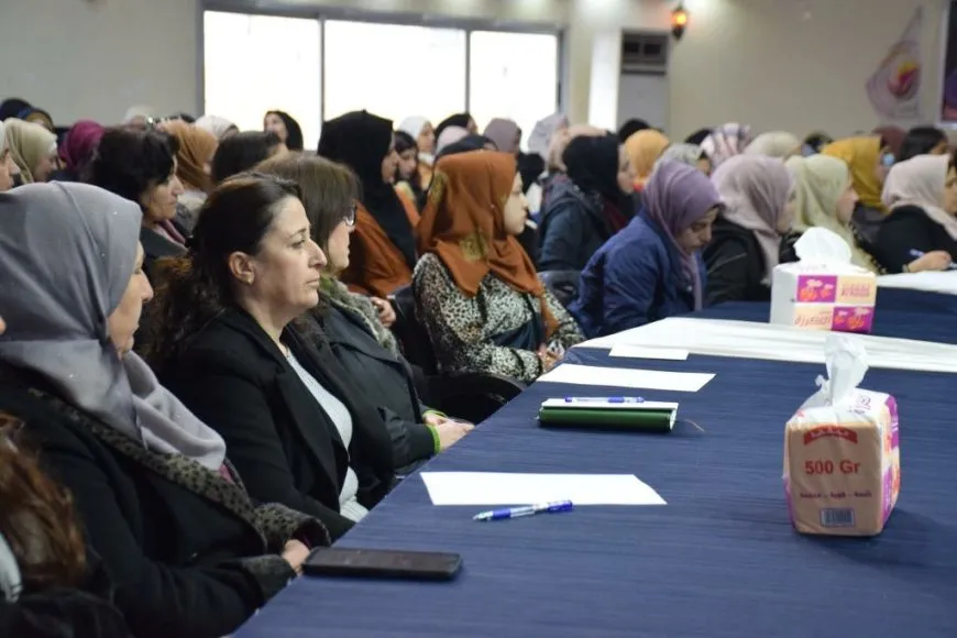 Jin çawaniya mîsogerkirina mafên xwe de nîqaş dikin
