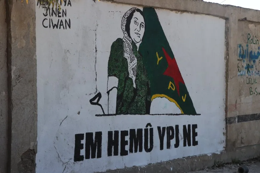 Li ser dîwaran helwesta gel