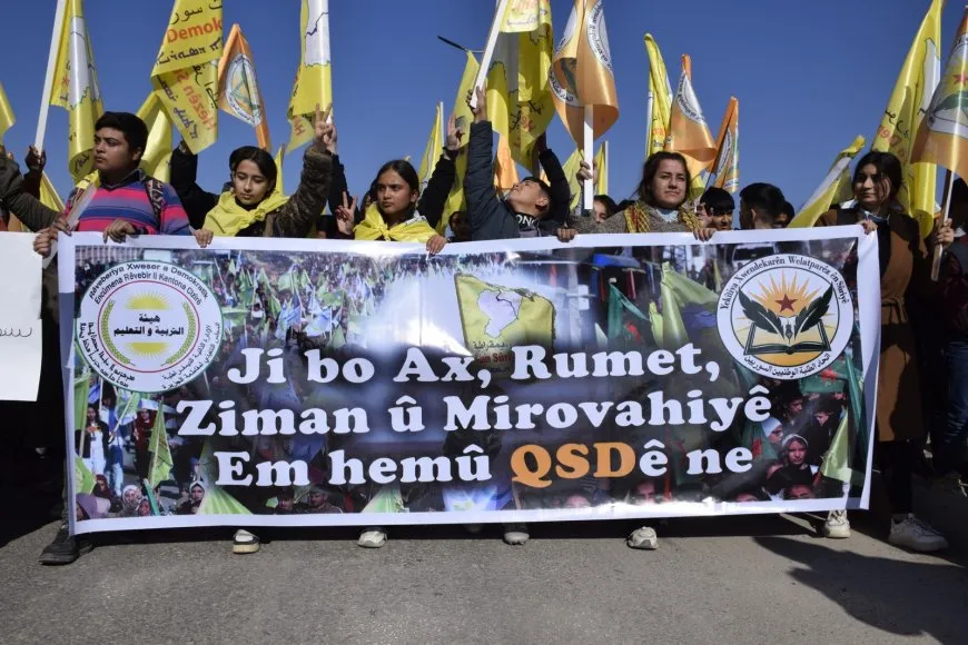 Xwendekar û mamosteyan peyama piştgiriya QSD'ê da
