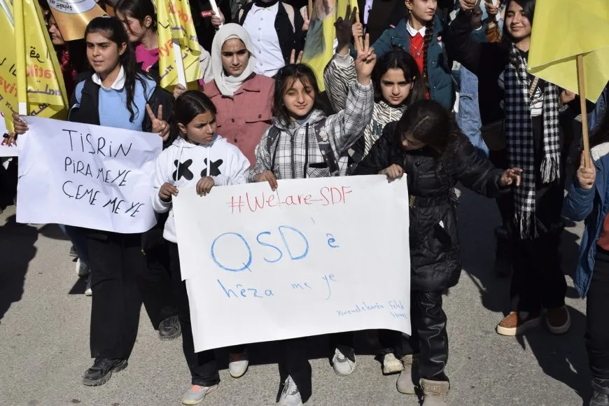 Xwendekar û mamosteyan peyama piştgiriya QSD'ê da