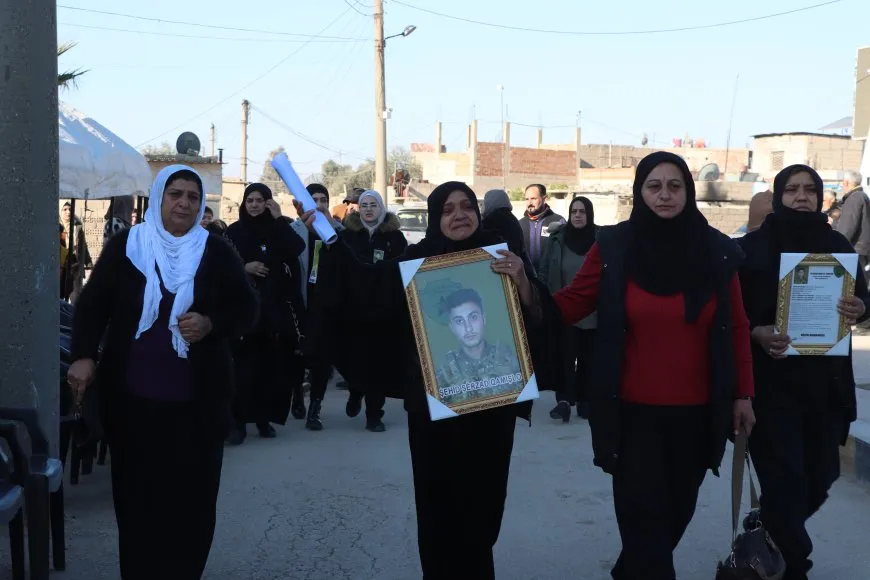 Ji bo 7 şehîdan konê sersaxiyê hat vedan