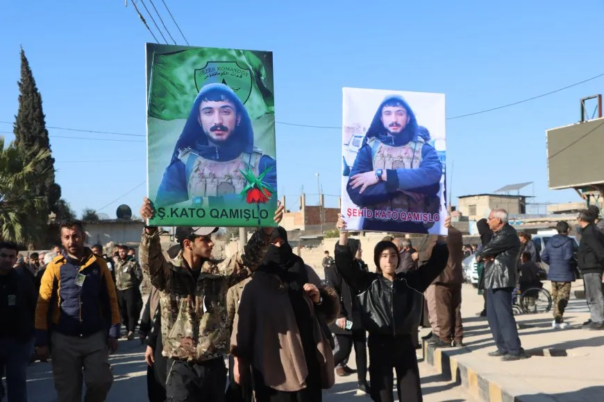 Ji bo 7 şehîdan konê sersaxiyê hat vedan