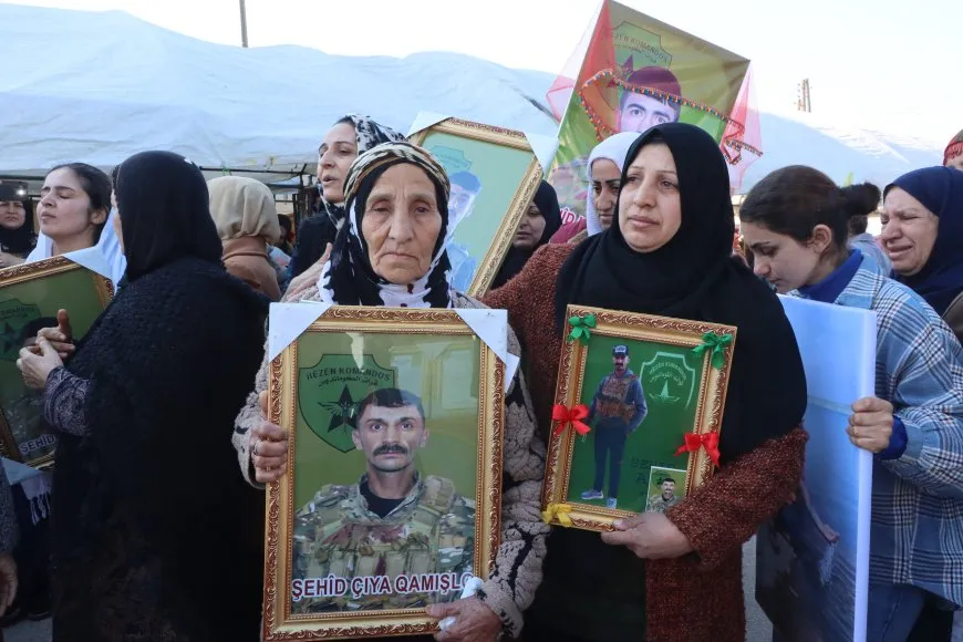 Ji bo 7 şehîdan konê sersaxiyê hat vedan
