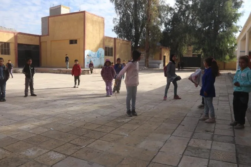 Piştî bidawîhatina betlaneya nîvê salê dibistanên Dêrazorê deriyên xwe vekirin
