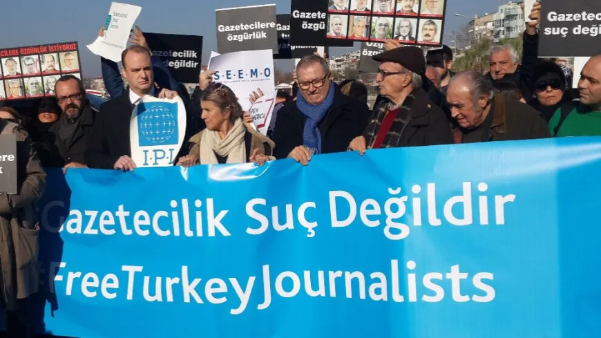 52 baroyên Stenbol, Enqere û Îzmîrê zexta li ser rojnamevanan şermzar kir