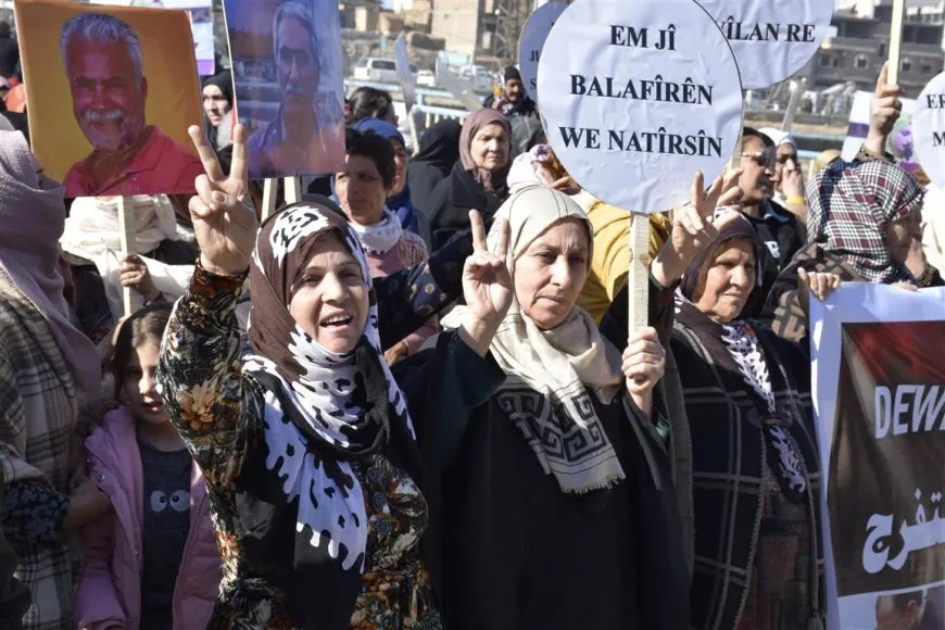 Şêniyên Hesekê li dijî êrişan meşiyan