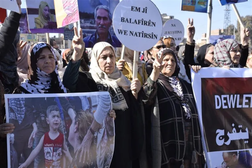 Şêniyên Hesekê li dijî êrişan meşiyan