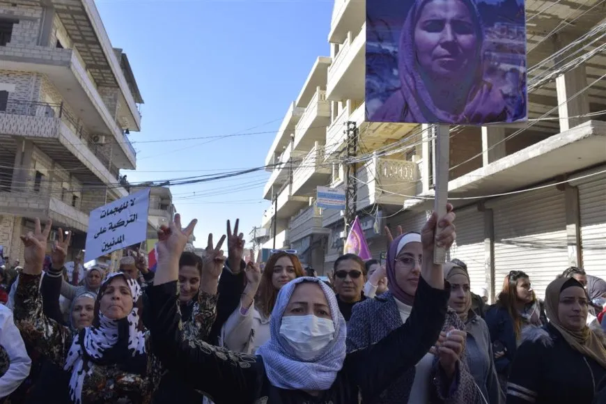 Şêniyên Hesekê li dijî êrişan meşiyan
