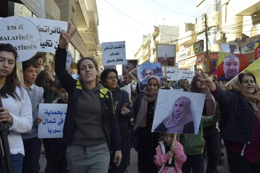 Şêniyên Hesekê li dijî êrişan meşiyan
