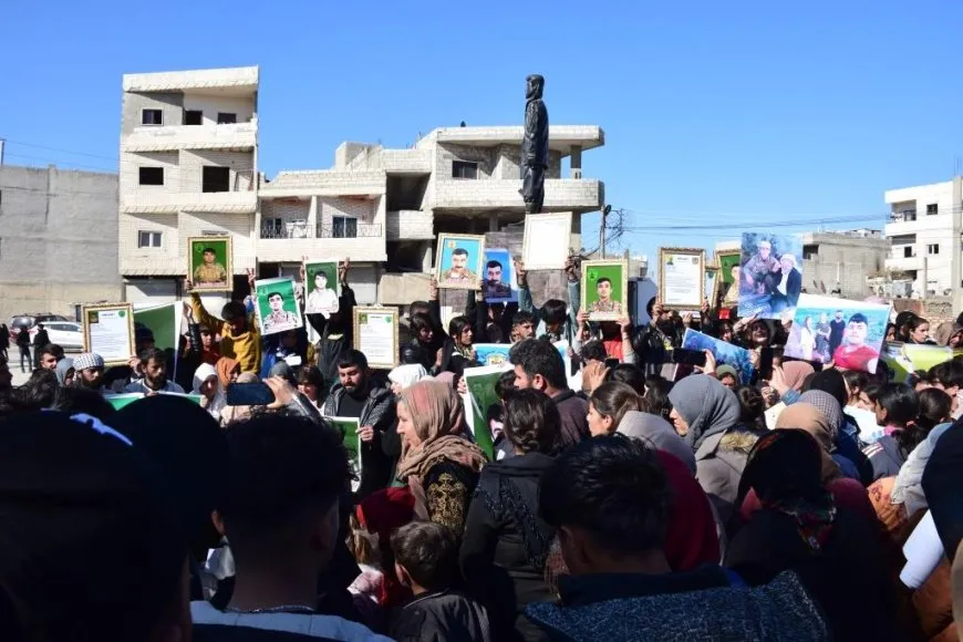 Li Kobanê ji bo 12 şehîdan merasîm