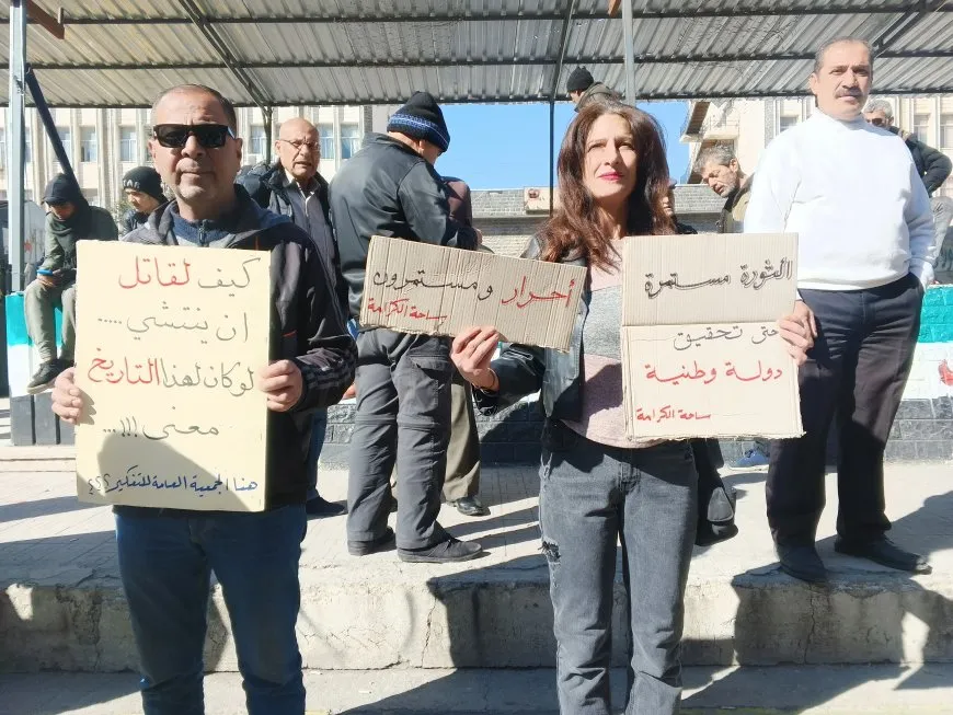 Piştî erkdarkirina El Colanî bo serokatiya Sûriyeyê li Siwêdayê bertekên gel