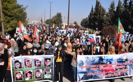 Bi hezaran şêniyên kantona Firatê li dijî êriş û komkujiyan meşiyan