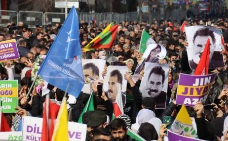 Di Mîtînga Azadiyê de posterê Rêber Abdullah Ocalan hat vekirin