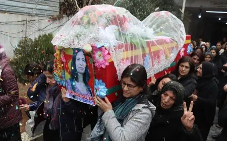 Karwanê cenazeyên şehîd Hêva û Dîlawer ji Qamişlo ber bi Dirbêsiyê ve bi rê ket