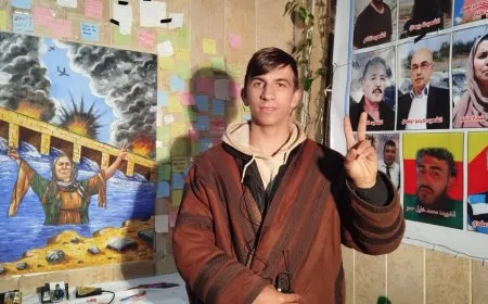 Li ser şopa dayika xwe şehîd Menîceyê li bendavê di nobetê de ye