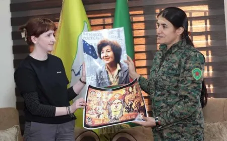 Şandeyek ji rojnamevan û aktîvîstên biyanî serdana YPJ’ê kir