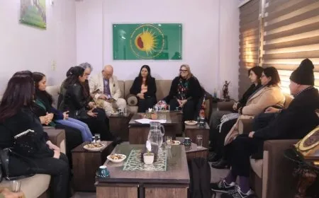 Şandeya brîtanî bi rêxistin û tevgerên jinan re civiya
