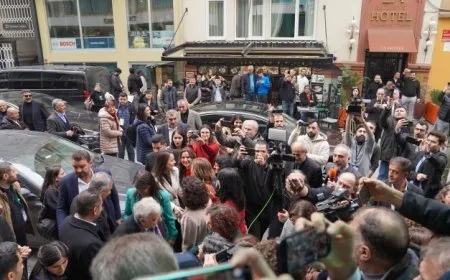 Şandeya Îmrali bi dirûşmeya ‘Bijî Serok Apo' hat pêşwazîkirin