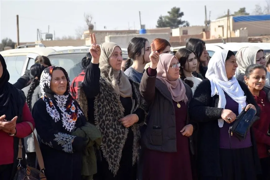 Gelê Dirbêsiyê sersaxî da malbatên şehîd Hêva û Dilwar