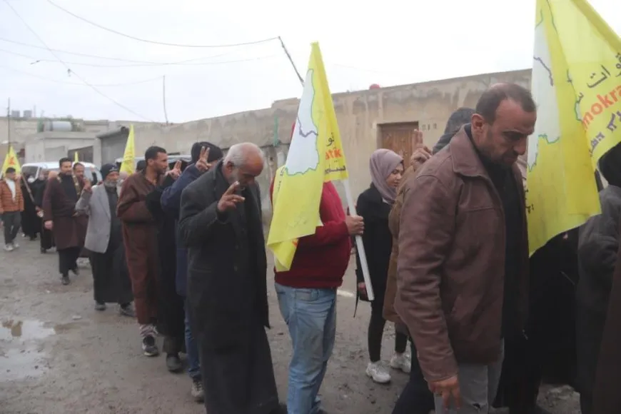 Xelkê Reqayê sersaxî da malbata şehîd Sîpan Reqa