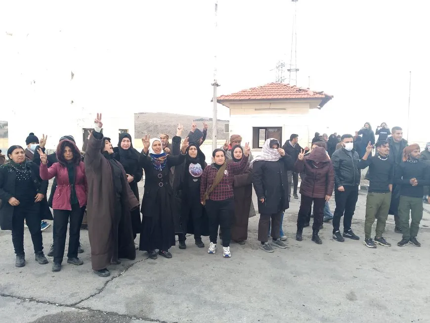 Gelê Kobanê gihaşt Bendava Tişrînê
