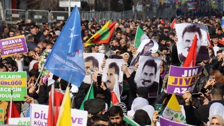 Di Mîtînga Azadiyê de posterê Rêber Abdullah Ocalan hat vekirin