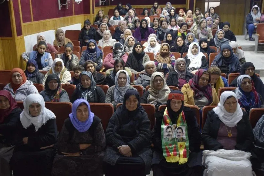 Li Dêrikê jinan komploya navneteweyî gotûbêj kir