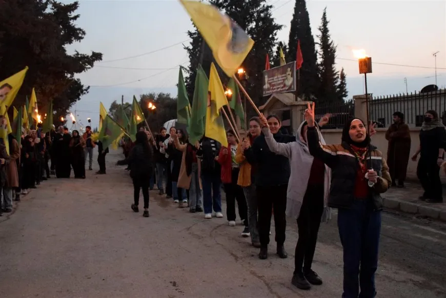 Li Heleb, Dêrazor û Dirbêsiyê Komploya Navneteweyî hat şermezarkirin