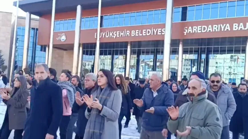 ‘Çi dibe bila bibe em ê bi  teqez ser bikevin’