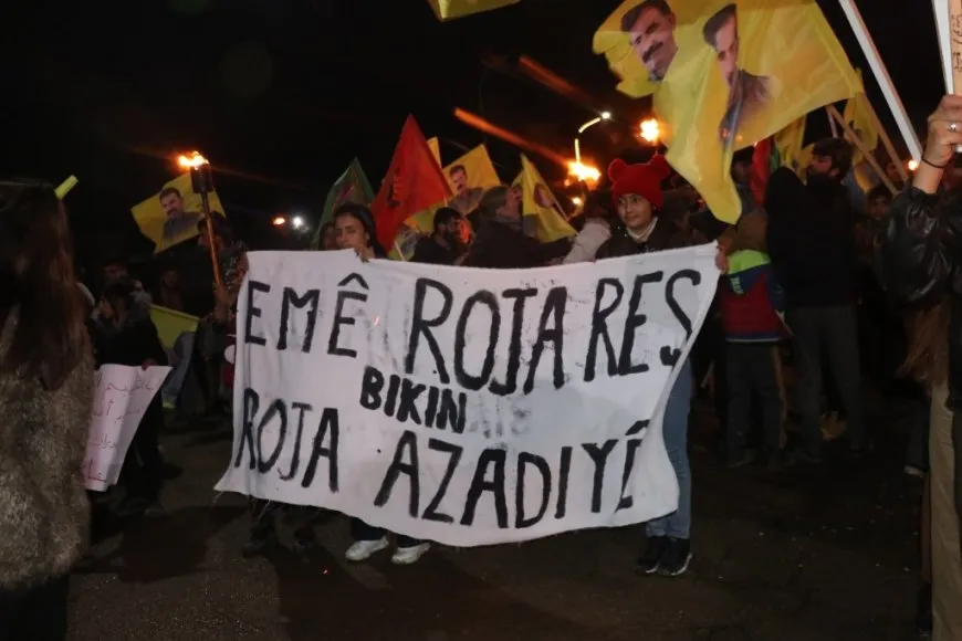 Ciwanên Tebqayê bi meşeke meşaleyî komplo şermezar kir