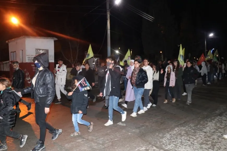 Ciwanên Tebqayê bi meşeke meşaleyî komplo şermezar kir