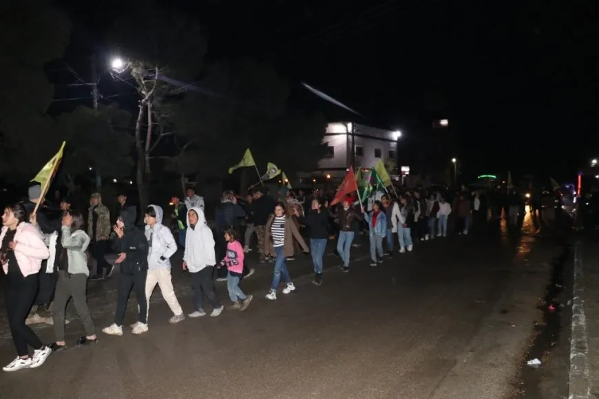 Ciwanên Tebqayê bi meşeke meşaleyî komplo şermezar kir