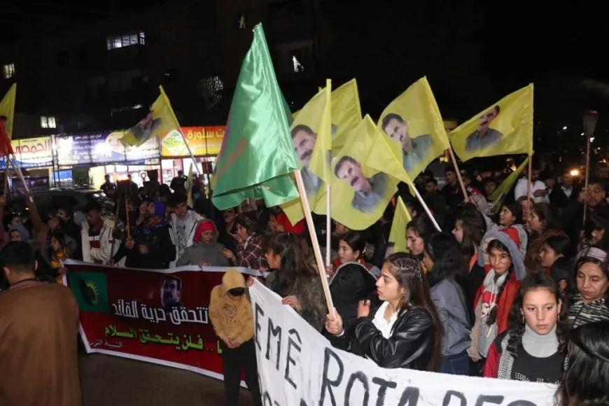 Ciwanên Tebqayê bi meşeke meşaleyî komplo şermezar kir