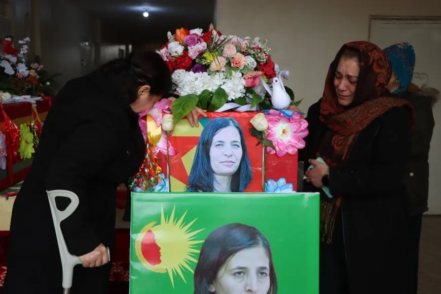 Karwanê cenazeyên şehîd Hêva û Dîlawer ji Qamişlo ber bi Dirbêsiyê ve bi rê ket