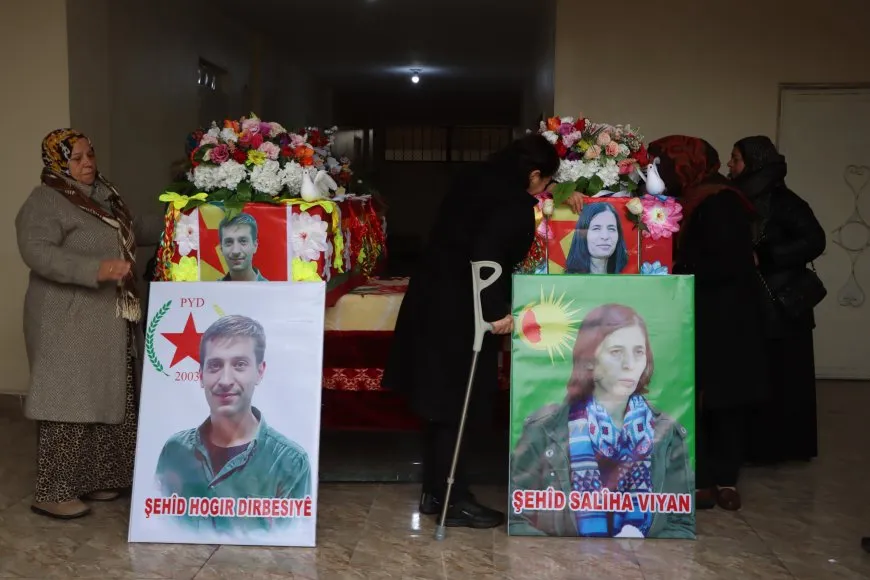 Karwanê cenazeyên şehîd Hêva û Dîlawer ji Qamişlo ber bi Dirbêsiyê ve bi rê ket