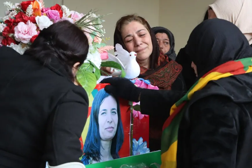 Karwanê cenazeyên şehîd Hêva û Dîlawer ji Qamişlo ber bi Dirbêsiyê ve bi rê ket