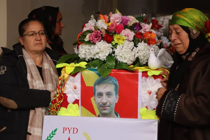 Karwanê cenazeyên şehîd Hêva û Dîlawer ji Qamişlo ber bi Dirbêsiyê ve bi rê ket
