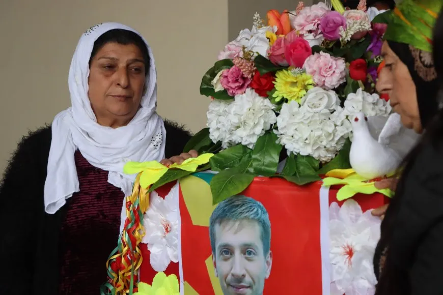 Karwanê cenazeyên şehîd Hêva û Dîlawer ji Qamişlo ber bi Dirbêsiyê ve bi rê ket