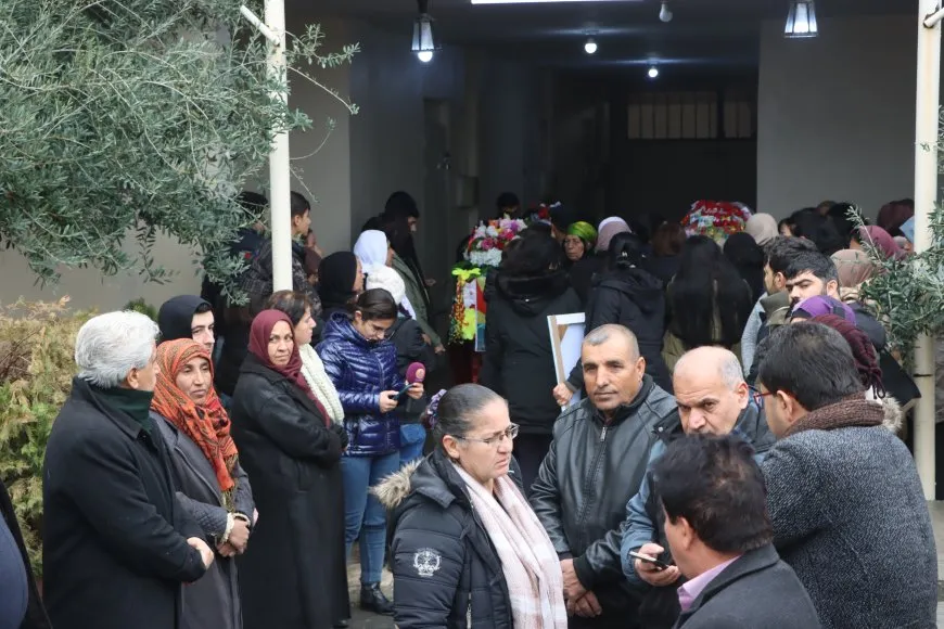Karwanê cenazeyên şehîd Hêva û Dîlawer ji Qamişlo ber bi Dirbêsiyê ve bi rê ket