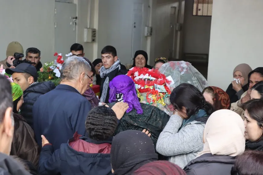 Karwanê cenazeyên şehîd Hêva û Dîlawer ji Qamişlo ber bi Dirbêsiyê ve bi rê ket