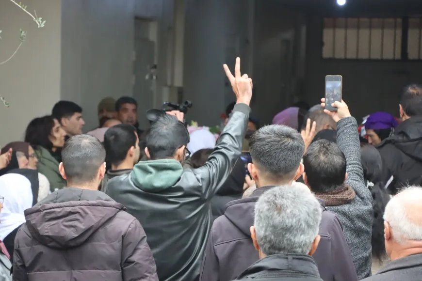 Karwanê cenazeyên şehîd Hêva û Dîlawer ji Qamişlo ber bi Dirbêsiyê ve bi rê ket