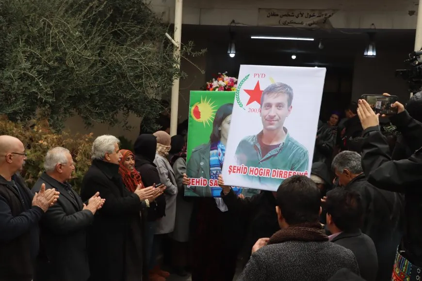 Karwanê cenazeyên şehîd Hêva û Dîlawer ji Qamişlo ber bi Dirbêsiyê ve bi rê ket
