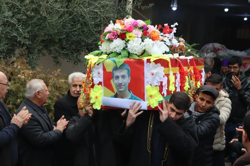 Karwanê cenazeyên şehîd Hêva û Dîlawer ji Qamişlo ber bi Dirbêsiyê ve bi rê ket