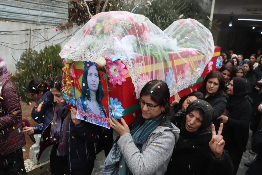 Karwanê cenazeyên şehîd Hêva û Dîlawer ji Qamişlo ber bi Dirbêsiyê ve bi rê ket