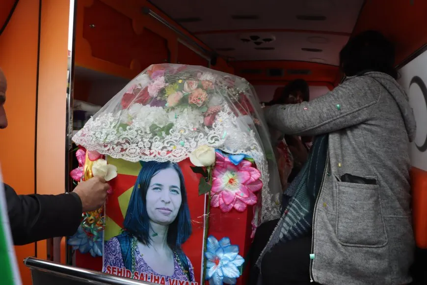 Karwanê cenazeyên şehîd Hêva û Dîlawer ji Qamişlo ber bi Dirbêsiyê ve bi rê ket