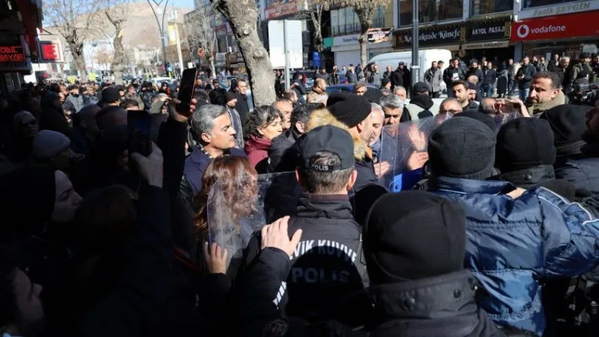 Gelê Wanê li dijî dagirkirina şaredariyê serî hilda