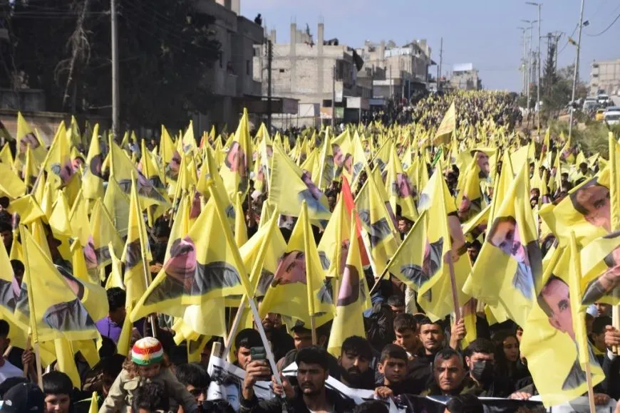 Di çalakiyan de dîmenên pabendiya pêkhateyan a ji bo Rêber Abdullah Ocalan